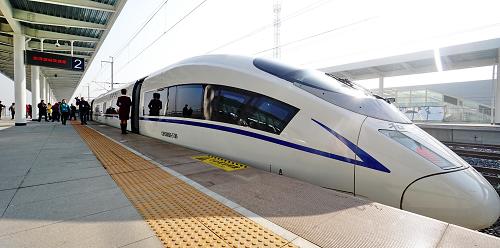試運(yùn)營(yíng)車輛?？吭诎籽蟮碥囌荆?2月17日攝）。