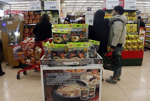 12月20日，在韓國首爾一家大型超市，人們在選購參雞湯等韓國產(chǎn)品。