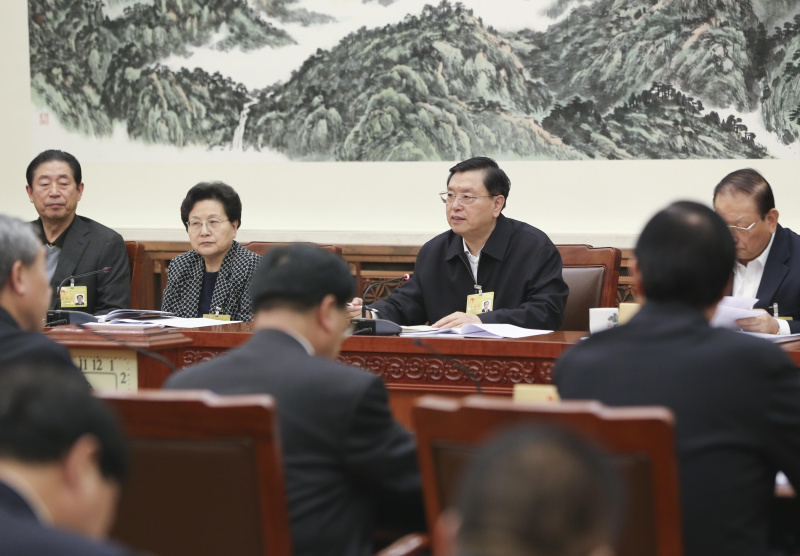 12月21日，十二屆全國人大常委會(huì)第十八次會(huì)議舉行分組會(huì)議，審議反恐怖主義法草案、反家庭暴力法草案。張德江委員長參加審議。新華社記者 丁林 攝