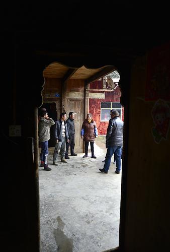 12月22日，湖北省宣恩縣的“扶貧家長”在椒園鎮(zhèn)石馬村貧困戶家中走訪。新華社發(fā)（宋文 攝）