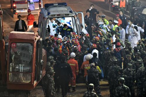 12月23日，深圳滑坡事故第一名幸存者被抬至救護(hù)車。