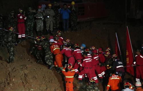 經(jīng)過武警消防官兵近20小時的挖掘、破拆，23日6時38分左右，深圳滑坡事故現(xiàn)場首名名叫田澤明的幸存者終于被成功救出。這名幸存者獲救時生命體征穩(wěn)定，隨后被送往醫(yī)院搶救接受治療。此時，距離災(zāi)害發(fā)生時已過去67小時。