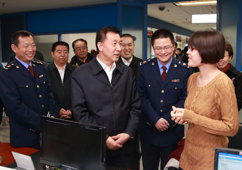 12月24日，國(guó)務(wù)委員王勇在北京實(shí)地調(diào)研“三證合一、一照一碼”改革后市場(chǎng)主體登記情況和企業(yè)信用系統(tǒng)建設(shè)應(yīng)用工作，并主持召開深化商事制度改革加強(qiáng)事中事后監(jiān)管座談會(huì)。這是王勇在北京市工商局海淀分局調(diào)研。新華社記者 丁海濤 攝
