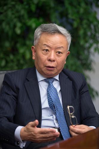 亞投行候任行長金立群在北京接受新華社記者專訪（12月10日攝）。新華社記者 李鑫 攝 