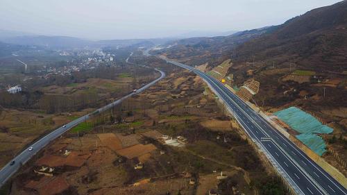 麻柳灣至昭通高速公路（12月25日攝）。左側(cè)為高速建成前車輛須通過的道路。
