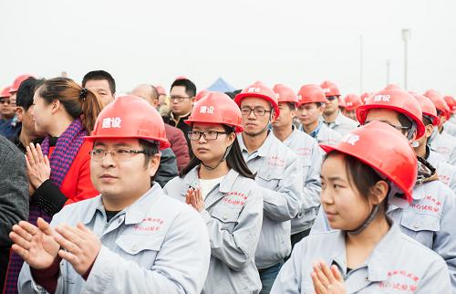 12月26日，建設(shè)者們參加麻柳灣至昭通高速公路通車儀式。