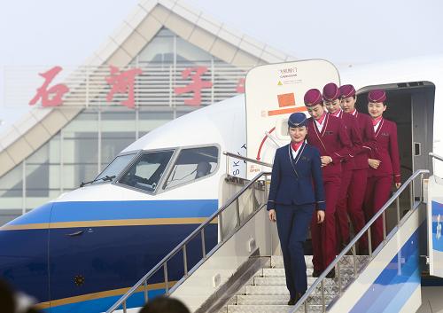12月26日，南航新疆分公司空乘在石河子花園機場走下飛機。當日，新疆生產(chǎn)建設兵團第一個民用機場——石河子花園機場正式通航。至此，新疆運行機場增至18個。石河子花園機場投入使用后，首批航線由南航新疆分公司執(zhí)飛，目前計劃開通阿克蘇－石河子－北京、喀什－石河子－鄭州兩趟航班。石河子是新疆生產(chǎn)建設兵團第八師所在地，輻射人口接近百萬。機場開通后，兵團本地農(nóng)產(chǎn)品企業(yè)將通過更便捷的空運在內(nèi)地乃至中亞打開銷路。