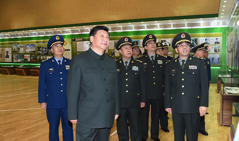 這是習(xí)近平參觀解放軍報創(chuàng)刊60周年主題展。