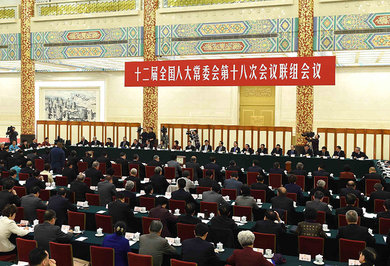 12月26日，十二屆全國(guó)人大常委會(huì)第十八次會(huì)議在北京人民大會(huì)堂舉行聯(lián)組會(huì)議，結(jié)合審議國(guó)務(wù)院關(guān)于2014年度中央預(yù)算執(zhí)行和其他財(cái)政收支審計(jì)查出問(wèn)題整改情況的報(bào)告進(jìn)行專題詢問(wèn)。張德江委員長(zhǎng)參加審議和詢問(wèn)。