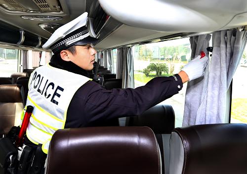12月27日，上海市公安局奉賢分局交警支隊(duì)民警蘇棟在長途客運(yùn)站檢查客車車廂內(nèi)配備的應(yīng)急逃生錘。