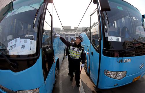 12月27日，上海市公安局奉賢分局交警支隊(duì)民警在長途客運(yùn)站檢查客車車況。當(dāng)日，針對節(jié)日期間出行旅客較多的特點(diǎn)，上海市公安局奉賢分局交警支隊(duì)抽調(diào)精干警力，加大對客車超載等嚴(yán)重交通違法行為的整治力度，確保節(jié)日期間道路交通安全。
