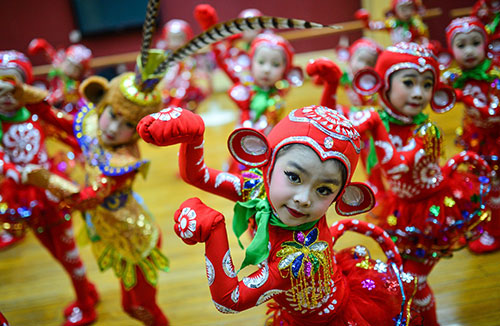 2015年12月29日，天津，來(lái)自天津青少年活動(dòng)中心的30名小學(xué)員扮起“美猴王”與“猴兒們”的卡通造型，精心排練一套以“猴”為主題的舞蹈《火猴賀春》，以迎接丙申猴年的到來(lái)。這支舞蹈將在春節(jié)前的娃娃廟會(huì)上與市民見(jiàn)面，獻(xiàn)上孩子們的新年祝愿。