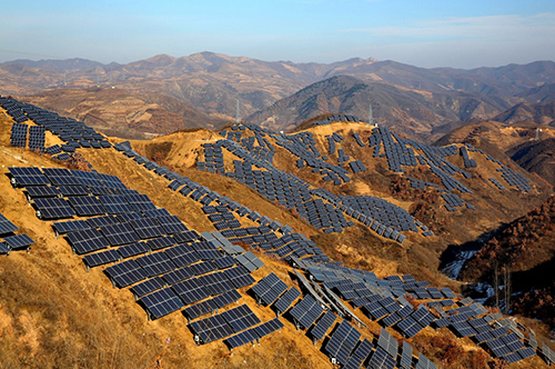 這是已并網(wǎng)發(fā)電的秦皇島市隔河頭光伏發(fā)電場(chǎng)（12月31日攝）。近日，河北省秦皇島市青龍滿(mǎn)族自治縣隔河頭光伏發(fā)電項(xiàng)目并網(wǎng)投運(yùn)。據(jù)介紹，該項(xiàng)目是秦皇島地區(qū)首個(gè)選擇在荒山上建設(shè)，不占用耕地和林地的光伏發(fā)電場(chǎng)，裝機(jī)容量為20兆瓦，預(yù)計(jì)年發(fā)電量2500萬(wàn)千瓦時(shí)。