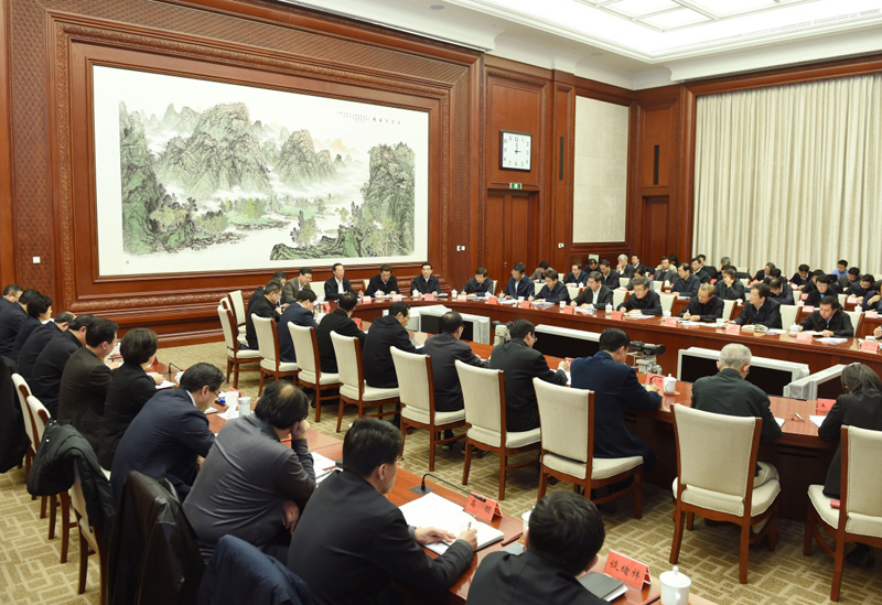 1月4日，中共中央政治局常委、國(guó)務(wù)院副總理張高麗在北京市調(diào)研并主持召開(kāi)大氣污染防治工作座談會(huì)，聽(tīng)取北京市委市政府的匯報(bào)和意見(jiàn)建議。新華社記者 王曄 攝
