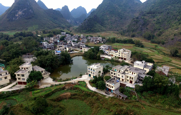 這是廣西都安瑤族自治縣地蘇鎮(zhèn)興利村（1月6日攝）。2013年以來，廣西以環(huán)境綜合整治和基礎(chǔ)設(shè)施建設(shè)為重點，因地制宜、因村施策，發(fā)揮群眾主體作用，分階段推進“美麗廣西”鄉(xiāng)村建設(shè)，3年來，廣西各級財政累計投入355億元用于改善農(nóng)村人居環(huán)境。