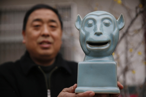 1月11日，河南省非物質(zhì)文化遺產(chǎn)項目汝瓷燒制技藝代表性傳承人王君子展示他創(chuàng)作的現(xiàn)代汝瓷作品“猴首”。為迎接猴年新春的到來，河南寶豐汝瓷傳承人王君子歷時一個多月創(chuàng)作的現(xiàn)代汝瓷作品“猴首”當日正式完成。該作品以汝窯天青色為主，造型獨特，淡雅溫潤，經(jīng)過選料、制坯、素燒、施釉等幾十道工序燒制而成。新華社發(fā)（何五昌 攝）