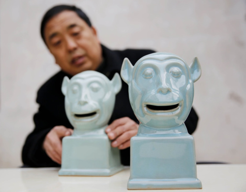 1月11日，河南省非物質(zhì)文化遺產(chǎn)項目汝瓷燒制技藝代表性傳承人王君子檢查剛燒制完成的現(xiàn)代汝瓷作品“猴首”。新華社發(fā)（何五昌 攝）