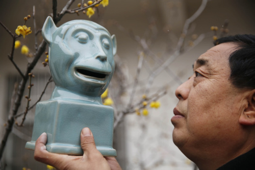 1月11日，河南省非物質(zhì)文化遺產(chǎn)項目汝瓷燒制技藝代表性傳承人王君子檢查剛燒制成的現(xiàn)代汝瓷作品“猴首”。新華社發(fā)（何五昌 攝）