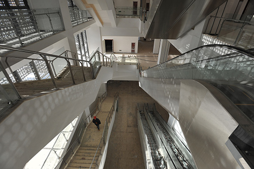 1月11日，一名建設者在2016唐山世園會一處在建場館內(nèi)行走。