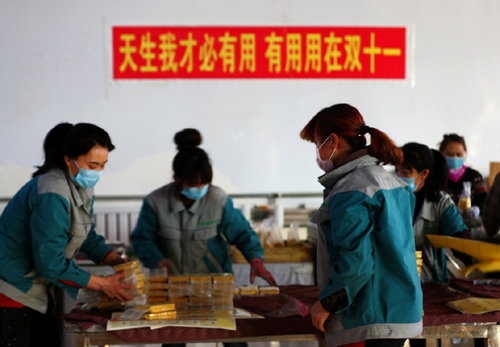   在黑龍江泰來縣塔子城鎮(zhèn)，當地村民在電商品牌“素食貓”的加工車間里包裝小米雜糧（1月10日攝）。     黑龍江齊齊哈爾市泰來縣是國家級貧困縣，因為位置偏僻、銷售渠道少、產品附加值低等原因，當地農民守著肥沃的黑土地，種出來的糧食卻賣不上好價錢。     2015年初，泰來縣政府組織一批縣里的農民去外地參觀農產品電商基地，這次旅程讓從事糧食購銷20多年的泰來縣塔子城鎮(zhèn)村民胡燕萍大受啟發(fā)：原來農產品還可以這么賣！經過一番籌備，2015年5月，胡燕萍經營的塔子城鎮(zhèn)第一家自主品牌的農產品旗艦店“素食貓”在天貓上線了，主營本地的大米和雜糧。     “開始時，因為品牌知名度不夠，推廣成本高，前4個多月虧了60萬?！焙嗥颊f。但度過最初的難關后，互聯(lián)網的優(yōu)勢逐漸顯現(xiàn)——截至今年年初，這個扎根黑龍江小鎮(zhèn)的農產品電商企業(yè)，在不到一年的時間里共接到約10萬份訂單，銷售額已達400萬元?！拔覀兊牡赇佋谔熵埻袠I(yè)里最高時排到15名?！焙嗥甲院赖卣f。     由于銷售前景看好，胡燕萍和鎮(zhèn)里的種田大戶做起了訂單農業(yè)：農民按電商公司的計劃種糧，公司承諾以高于市場的價格全部收購。村里40多位村民成為這家電商企業(yè)的員工，一些因為“會打字、會玩微信”的青年，坐進企業(yè)的辦公室，成為銷售專員和客服專員。     胡燕萍的“素食貓”只是通過電商走出“北大荒”的農產品品牌之一。2015年初，齊齊哈爾市就提出包括農業(yè)物聯(lián)網、品牌龍頭企業(yè)、產品質量檢測體系、現(xiàn)代化倉儲設施、電子營銷平臺等要素在內的綠色有機食品產業(yè)發(fā)展思路。2016年1月11日，“東北黑土”農產品交易平臺在齊齊哈爾上線發(fā)布。作為傳統(tǒng)農業(yè)城市，齊齊哈爾正努力推動更多“北大荒”的農產品通過互聯(lián)網走向全國。