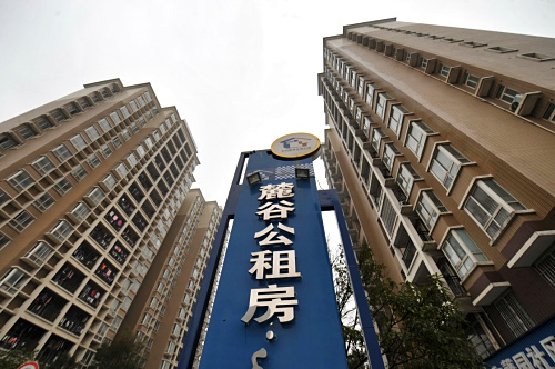 這是湖南長沙城區(qū)新建保障性住房（1月14日攝）。記者從湖南省政府辦公廳近日下發(fā)的《關(guān)于進一步做好城鎮(zhèn)棚戶區(qū)和城鄉(xiāng)危房改造及配套基礎(chǔ)設(shè)施建設(shè)有關(guān)工作的實施意見》獲悉，2015-2017年，湖南省將在全省實施城鎮(zhèn)棚戶區(qū)和城鄉(xiāng)危房改造及配套基礎(chǔ)設(shè)施建設(shè)三年行動計劃。此次改造包括城市危房、墾區(qū)危房、城中村在內(nèi)的各類棚戶區(qū)住房110萬套；改造農(nóng)村危房60萬戶，完成3000個以上行政村的整村推進，積極開展省級示范等。湖南省政府將對各地進行督查，對工作進展情況進行通報，對資金和土地不落實、政策措施不到位、行政審批推諉扯皮、項目建設(shè)進度嚴重滯后、質(zhì)量安全問題突出的市州政府負責人進行約談問責。新華社記者 龍弘濤 攝