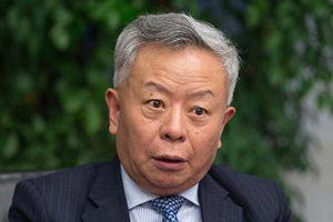 亞投行候任行長金立群在北京接受新華社記者專訪（12月10日攝）