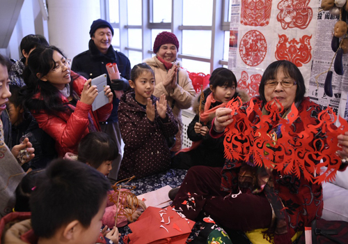 1月17日，莊河剪紙傳承人韓月琴在展示她剛剛制作好的《群猴慶壽》剪紙。1月17日，為期4天的非物質(zhì)文化遺產(chǎn)展演活動在沈陽的遼寧大劇院結(jié)束?；顒悠陂g，來自遼寧全省的百余名非遺傳承人現(xiàn)場創(chuàng)作了與春節(jié)文化密切相關(guān)的精美的非遺作品，迎接猴年的到來。新華社記者 姚劍鋒 攝