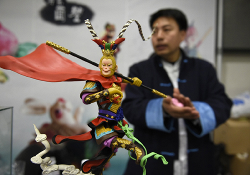 1月17日，面塑傳承人張斌在展示他剛剛制作好的《齊天大圣》面塑。新華社記者 姚劍鋒 攝