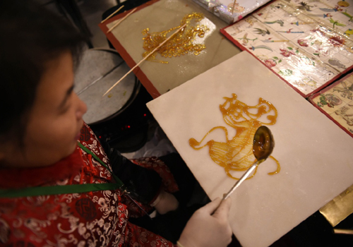 1月17日，李氏糖人傳承人李鳳艷在現(xiàn)場制作《金猴賀壽》糖畫。新華社記者 姚劍鋒 攝