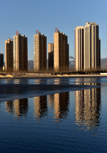 這是1月18日拍攝的山西省太原市汾河西岸的商品房。1月18日，國(guó)家統(tǒng)計(jì)局公布2015年12月份全國(guó)70個(gè)大中城市住宅銷售價(jià)格變動(dòng)情況。數(shù)據(jù)顯示，全國(guó)70個(gè)大中城市新建商品住宅（不含保障性住房）價(jià)格環(huán)比下降的城市有27個(gè)，上漲的城市有39個(gè)，持平的城市有4個(gè)。新華社記者 詹彥 攝