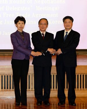 1月18日，在日本東京，中國談判代表、商務(wù)部副部長高燕（左）、日本談判代表長嶺安政（中）和韓國談判代表金學(xué)道在會議前合影。當(dāng)日，中日韓自貿(mào)區(qū)第九輪談判首席談判代表會議在日本東京舉行，三方將就貨物貿(mào)易、服務(wù)貿(mào)易、投資等議題深入交換意見。新華社記者 馬平 攝