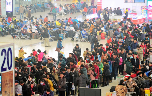 1月19日，旅客在石家莊火車站排隊檢票進站。2016年全國鐵路春運將于1月24日拉開帷幕，目前鐵路石家莊站正優(yōu)化運能配置、力推便民措施，全力備戰(zhàn)春運。今年春運期間，全國旅客發(fā)送量預計超過29.1億人次。新華社記者 朱旭東 攝