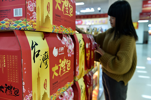 1月20日，一名女子在福建平潭對(duì)臺(tái)小額商品交易市場(chǎng)選購(gòu)臺(tái)灣商品。記者從福建出入境檢驗(yàn)檢疫局了解到，由于對(duì)臺(tái)農(nóng)產(chǎn)品、食品采取“源頭采信監(jiān)管、口岸快速驗(yàn)放”等措施，2015年，福建對(duì)臺(tái)小額貿(mào)易快速增長(zhǎng)。以福建平潭對(duì)臺(tái)小額商品交易市場(chǎng)為例，2015年共有4818批次對(duì)臺(tái)貨物在此實(shí)現(xiàn)快驗(yàn)快放，貨值達(dá)1.3億美元，分別是上一年的9.3倍和12.4倍。