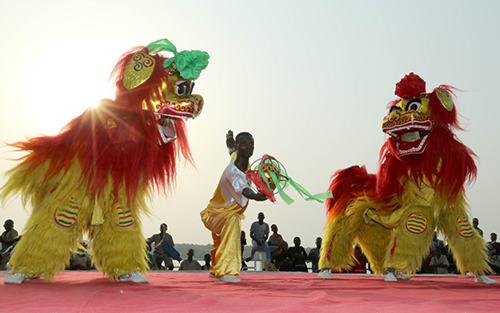 1月21日，在貝寧托里阿加達文化藝術(shù)旅游中心，剛從中國大連金州新區(qū)文化館學(xué)成歸來的非洲小伙表演舞獅。