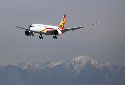 1月21日上午，一架海南航空客機(jī)從美國洛杉磯北部的圣安東尼奧山前飛過。當(dāng)日，海南航空洛杉磯-長沙直飛航線開通。該航班使用波音787型“夢幻客機(jī)”為乘客提供飛行服務(wù)，飛行時(shí)間約14小時(shí)。