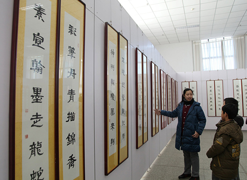 1月23日，市民在河北張家口市展覽館欣賞楹聯(lián)。當(dāng)日，河北張家口市橋東區(qū)舉辦迎新春楹聯(lián)展，展出當(dāng)?shù)貢覄?chuàng)作的120幅以十二生肖為主題的隸書楹聯(lián)。