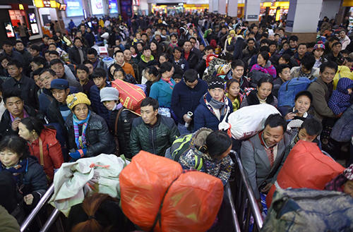 1月23日，旅客在成都火車站候車室候車。