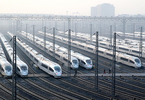 1月23日，動車組列車在上海鐵路局上海動車段內準備投入運營。
