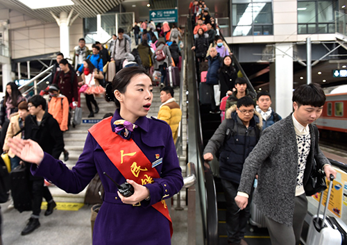 1月23日，福州火車站工作人員在引導旅客進站乘車。