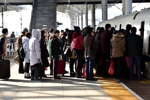1月23日，旅客在安徽池州火車站準備登車。