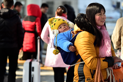 1月23日，旅客在安徽池州火車站候車。
