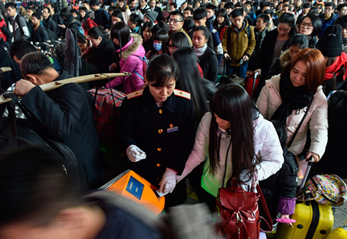 1月23日，福州火車站工作人員在幫助乘客檢票進站。為應對罕見的寒潮天氣和即將到來的春運，福州火車站加大人員投入，確保春運一線人力充足。2016年春運將于1月24日正式拉開大幕。據預測，2016年春運期間，全國出行量將持續(xù)攀升，旅客發(fā)送量預計超過29.1億人次。
