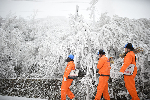 1月23日，貴州電網(wǎng)桐梓縣供電局燎原供電所工作人員在桐梓縣婁山關(guān)山頂巡線。