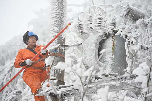 1月23日，貴州電網(wǎng)桐梓縣供電局燎原供電所工作人員在桐梓縣婁山關(guān)山頂除去變壓器上的結(jié)冰。