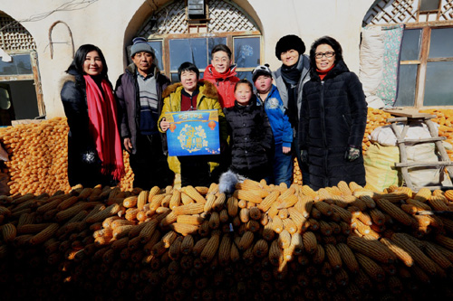 1月25日，嘉賓在河北張家口市懷安縣西沙城鄉(xiāng)北莊堡村探訪村民并送上“母親郵包”。