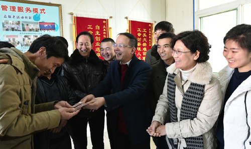 1月26日，太原市尖草坪區(qū)總工會外來務(wù)工人員服務(wù)中心的工作人員在為農(nóng)民發(fā)放追回的工資。