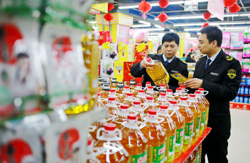 1月27日，河北省邢臺市食藥監(jiān)局執(zhí)法人員對一家超市銷售的桶裝食用油進行檢查。春節(jié)將至，河北省邢臺市食品藥品監(jiān)督管理局組織執(zhí)法人員開展節(jié)前市場專項大檢查，對商場、超市、農(nóng)貿(mào)市場銷售的各類食品嚴(yán)檢細(xì)查，切實把好商品市場準(zhǔn)入關(guān)，維護春節(jié)期間市場消費安全穩(wěn)定。