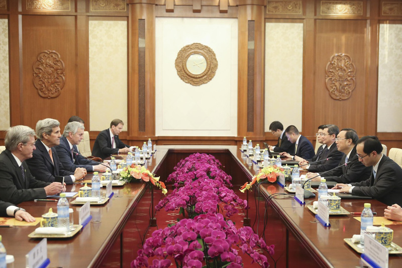 1月27日，國(guó)務(wù)委員楊潔篪在北京會(huì)見(jiàn)美國(guó)國(guó)務(wù)卿克里。