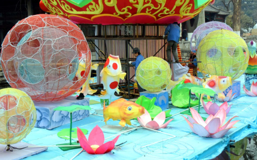 1月28日，在濟(jì)南市趵突泉公園，工作人員在為花燈會做準(zhǔn)備。新華社記者 徐速繪 攝