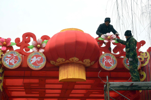 1月28日，在濟(jì)南市趵突泉公園，兩名工作人員在安裝花燈。春節(jié)臨近，位于濟(jì)南市趵突泉公園內(nèi)的趵突泉迎春花燈會正在緊鑼密鼓地準(zhǔn)備中。今年的趵突泉迎春花燈會圍繞“金猴獻(xiàn)瑞滿城春”主題，分“金猴鬧春”“福滿泉城”“古韻濟(jì)南”“泉心泉意”4個部分，共37組花燈，亮燈的時間為農(nóng)歷正月初一到正月二十。新華社記者 徐速繪 攝